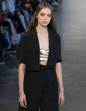 New York, Ny - 06 Eylül 2018: Noor bahar yaz 2019 moda öğlene pist göster New York moda haftası sırasında Mariana Zaragoza yürür