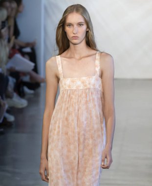 New York, Ny - 06 Eylül 2018: Noor bahar yaz 2019 moda öğlene pist göster New York moda haftası sırasında Kateryna Zub yürür