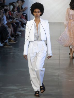 New York, Ny - 06 Eylül 2018: Leah Brown Noor bahar yaz 2019 defile New York moda haftası sırasında tarafından öğle saatlerinde pist yürür