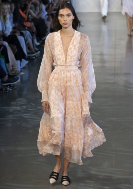 New York, Ny - 06 Eylül 2018: Charlee Fraser Noor bahar yaz 2019 defile New York moda haftası sırasında tarafından öğle saatlerinde pist yürür