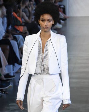 New York, Ny - 06 Eylül 2018: Leah Brown Noor bahar yaz 2019 defile New York moda haftası sırasında tarafından öğle saatlerinde pist yürür