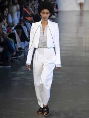 New York, Ny - 06 Eylül 2018: Leah Brown Noor bahar yaz 2019 defile New York moda haftası sırasında tarafından öğle saatlerinde pist yürür