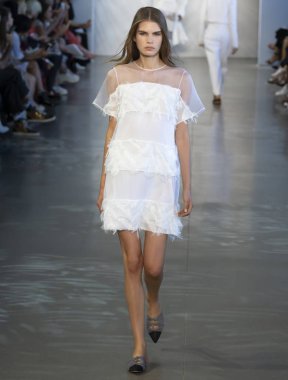 New York, Ny - 06 Eylül 2018: Sophie Rask Noor bahar yaz 2019 defile New York moda haftası sırasında tarafından öğle saatlerinde pist yürür
