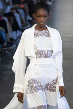 New York, Ny - 06 Eylül 2018: Noor bahar yaz 2019 moda öğlene pist göster New York moda haftası sırasında Elibeidy Dani yürür