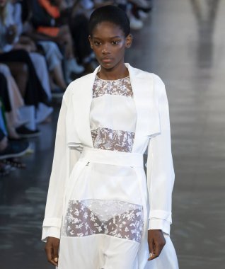 New York, Ny - 06 Eylül 2018: Noor bahar yaz 2019 moda öğlene pist göster New York moda haftası sırasında Elibeidy Dani yürür