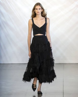 New York, Ny - 06 Eylül 2018: Sarah Berger Noor bahar yaz 2019 defile New York moda haftası sırasında tarafından öğle saatlerinde pist yürür