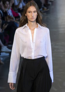 New York, Ny - 06 Eylül 2018: Jay Wright tarafından Noor bahar yaz 2019 defile New York moda haftası sırasında öğlen pist yürür