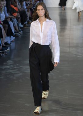 New York, Ny - 06 Eylül 2018: Jay Wright tarafından Noor bahar yaz 2019 defile New York moda haftası sırasında öğlen pist yürür