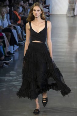 New York, Ny - 06 Eylül 2018: Sarah Berger Noor bahar yaz 2019 defile New York moda haftası sırasında tarafından öğle saatlerinde pist yürür