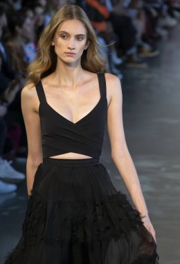 New York, Ny - 06 Eylül 2018: Sarah Berger Noor bahar yaz 2019 defile New York moda haftası sırasında tarafından öğle saatlerinde pist yürür