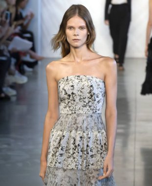 New York, Ny - 06 Eylül 2018: Irina Kravchenko Noor bahar yaz 2019 defile New York moda haftası sırasında tarafından öğle saatlerinde pist yürür