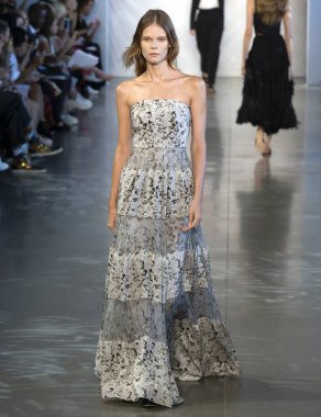 New York, Ny - 06 Eylül 2018: Irina Kravchenko Noor bahar yaz 2019 defile New York moda haftası sırasında tarafından öğle saatlerinde pist yürür