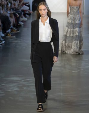 New York, Ny - 06 Eylül 2018: Noor bahar yaz 2019 moda öğlene pist göster New York moda haftası sırasında Nastya Cherkasova yürür