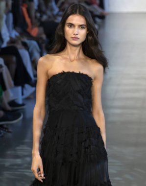 New York, Ny - 06 Eylül 2018: Blanca Padilla Noor bahar yaz 2019 defile New York moda haftası sırasında tarafından öğle saatlerinde pist yürür