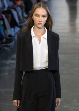 New York, Ny - 06 Eylül 2018: Noor bahar yaz 2019 moda öğlene pist göster New York moda haftası sırasında Nastya Cherkasova yürür