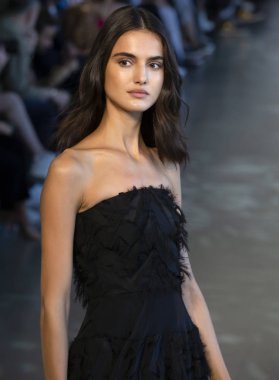 New York, Ny - 06 Eylül 2018: Blanca Padilla Noor bahar yaz 2019 defile New York moda haftası sırasında tarafından öğle saatlerinde pist yürür