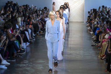 New York, Ny - 06 Eylül 2018: Noor bahar yaz 2019 moda öğlene pist göster New York moda haftası sırasında Marjan Jonkman yürür