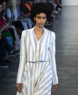 New York, Ny - 06 Eylül 2018: Manuela Sanchez Noor bahar yaz 2019 defile New York moda haftası sırasında tarafından öğle saatlerinde pist yürür