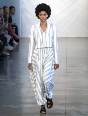 New York, Ny - 06 Eylül 2018: Manuela Sanchez Noor bahar yaz 2019 defile New York moda haftası sırasında tarafından öğle saatlerinde pist yürür