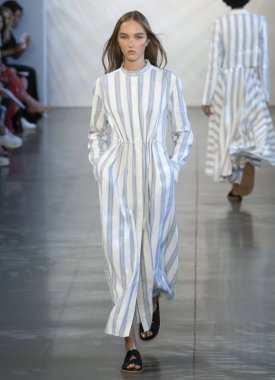 New York, Ny - 06 Eylül 2018: Noor bahar yaz 2019 moda öğlene pist göster New York moda haftası sırasında Nastya Cherkasova yürür