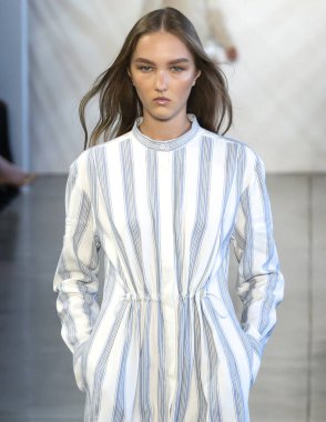 New York, Ny - 06 Eylül 2018: Noor bahar yaz 2019 moda öğlene pist göster New York moda haftası sırasında Nastya Cherkasova yürür