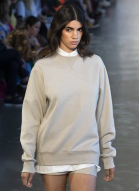 New York, Ny - 06 Eylül 2018: Irene Guarenas Noor bahar yaz 2019 defile New York moda haftası sırasında tarafından öğle saatlerinde pist yürür