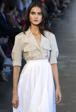 New York, Ny - 06 Eylül 2018: Blanca Padilla Noor bahar yaz 2019 defile New York moda haftası sırasında tarafından öğle saatlerinde pist yürür