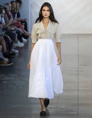 New York, Ny - 06 Eylül 2018: Blanca Padilla Noor bahar yaz 2019 defile New York moda haftası sırasında tarafından öğle saatlerinde pist yürür