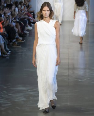 New York, Ny - 06 Eylül 2018: Irina Kravchenko Noor bahar yaz 2019 defile New York moda haftası sırasında tarafından öğle saatlerinde pist yürür