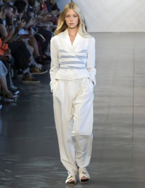 New York, Ny - 06 Eylül 2018: Noor bahar yaz 2019 moda öğlene pist göster New York moda haftası sırasında Tes Linnenkoper yürür