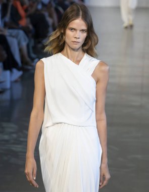 New York, Ny - 06 Eylül 2018: Irina Kravchenko Noor bahar yaz 2019 defile New York moda haftası sırasında tarafından öğle saatlerinde pist yürür