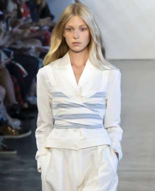 New York, Ny - 06 Eylül 2018: Noor bahar yaz 2019 moda öğlene pist göster New York moda haftası sırasında Tes Linnenkoper yürür