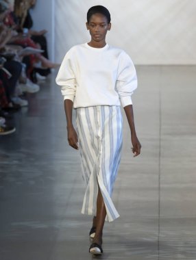 New York, Ny - 06 Eylül 2018: Noor bahar yaz 2019 moda öğlene pist göster New York moda haftası sırasında Elibeidy Dani yürür