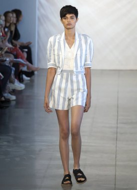 New York, Ny - 06 Eylül 2018: Isabella Emmack Noor bahar yaz 2019 defile New York moda haftası sırasında tarafından öğle saatlerinde pist yürür