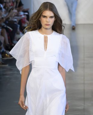 New York, Ny - 06 Eylül 2018: Sophie Rask Noor bahar yaz 2019 defile New York moda haftası sırasında tarafından öğle saatlerinde pist yürür