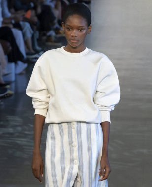 New York, Ny - 06 Eylül 2018: Noor bahar yaz 2019 moda öğlene pist göster New York moda haftası sırasında Elibeidy Dani yürür