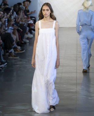 New York, Ny - 06 Eylül 2018: Lia Pavlova Noor bahar yaz 2019 defile New York moda haftası sırasında tarafından öğle saatlerinde pist yürür