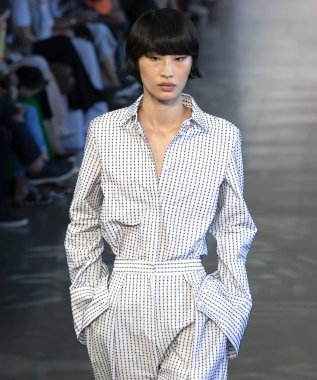 New York, Ny - 06 Eylül 2018: Noor bahar yaz 2019 moda öğlene pist New York moda haftası sırasında göstermek o Jing yürür