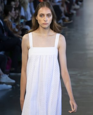 New York, Ny - 06 Eylül 2018: Lia Pavlova Noor bahar yaz 2019 defile New York moda haftası sırasında tarafından öğle saatlerinde pist yürür