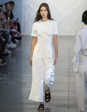 New York, Ny - 06 Eylül 2018: Sara Witt Noor bahar yaz 2019 defile New York moda haftası sırasında tarafından öğle saatlerinde pist yürür