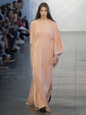 New York, Ny - 06 Eylül 2018: Silke van bilmek pist öğlen Noor bahar yaz 2019 defile New York moda haftası sırasında yürüyor