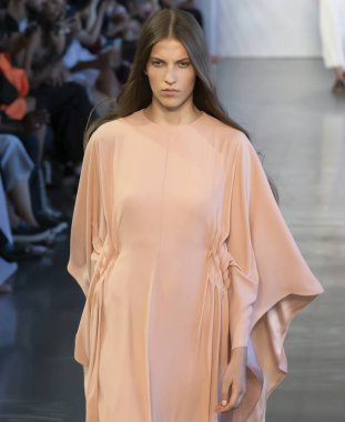 New York, Ny - 06 Eylül 2018: Silke van bilmek pist öğlen Noor bahar yaz 2019 defile New York moda haftası sırasında yürüyor