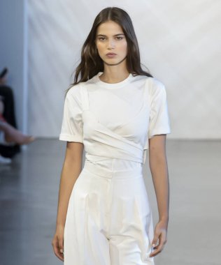 New York, Ny - 06 Eylül 2018: Sara Witt Noor bahar yaz 2019 defile New York moda haftası sırasında tarafından öğle saatlerinde pist yürür
