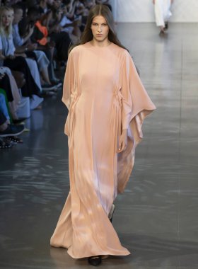 New York, Ny - 06 Eylül 2018: Silke van bilmek pist öğlen Noor bahar yaz 2019 defile New York moda haftası sırasında yürüyor