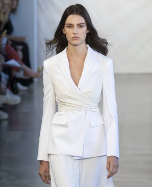 New York, Ny - 06 Eylül 2018: Marie Damian Noor bahar yaz 2019 defile New York moda haftası sırasında tarafından öğle saatlerinde pist yürür