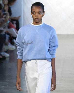 New York, Ny - 06 Eylül 2018: Noor bahar yaz 2019 moda öğlene pist göster New York moda haftası sırasında bir model yürür.