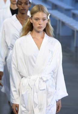 New York, Ny - 06 Eylül 2018: pist Noor bahar yaz 2019 moda öğlene için prova sırasında göstermek New York moda haftası sırasında Tes Linnenkoper yürür