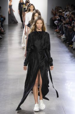 New York, Ny - 11 Eylül 2018: Modelleri yürüyüş New York moda haftası sırasında Hogan Mclaughlin bahar yaz 2019 defile pist