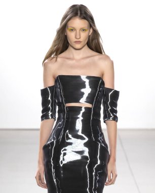 New York, Ny - 11 Eylül 2018: pist Hogan Mclaughlin bahar yaz 2019 moda New York moda haftası sırasında göstermek bir model yürür.