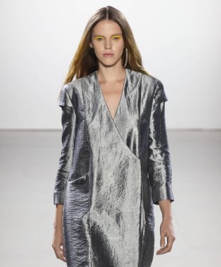 New York, Ny - 11 Eylül 2018: pist Hogan Mclaughlin bahar yaz 2019 moda New York moda haftası sırasında göstermek bir model yürür.